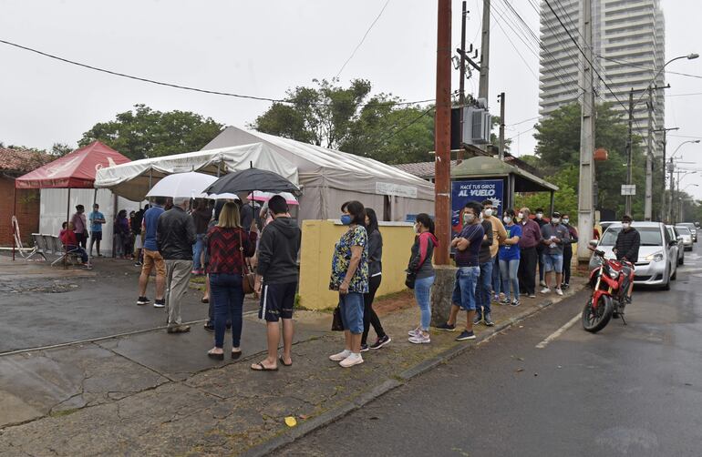 Pese al mal tiempo, una larga fila se formó en el Hospital de Trinidad.