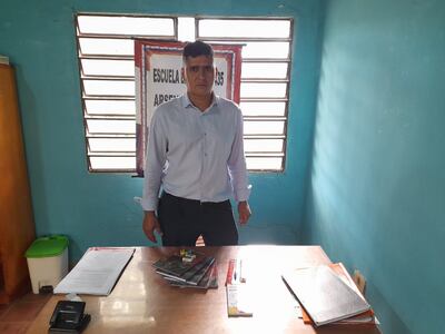 El docente, Edelio Barrios, de la escuela Arsenio Vázquez, mostrando los  útiles escolares y  supuestamente de mala calidad que recibieron los alumnos.