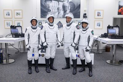 Fotografía de la NASA donde aparecen los astronautas de la misión Crew-4. La agencia espacial de EE.UU. presentó los prototipos de trajes que usarán para el viaje de Artemis III. (EFE)