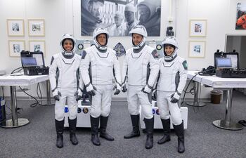 Fotografía de la NASA donde aparecen los astronautas de la misión Crew-4. La agencia espacial de EE.UU. presentó los prototipos de trajes que usarán para el viaje de Artemis III. (EFE)