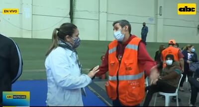 Una mujer reclama al funcionario de la Secretaría de Emergencia Nacional de por qué no se organizaron. El hombre expresó con las manos que realmente están en dificultades.