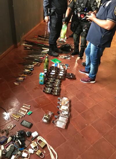 Armas blancas de fabricación casera, aparatos celulares y bebidas alcohólicas fueron confiscados durante la inspección.
