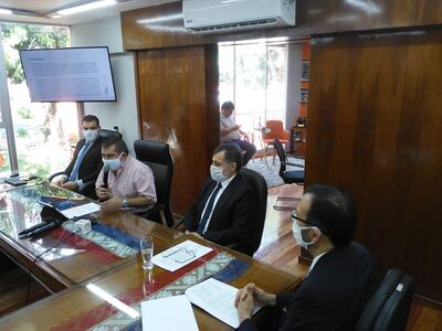 El intendente Luis Yd habla, acompañado de su asesor jurídico, Marcial Cantero, y el asesor externo, Luis Troche.