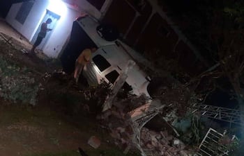 La camioneta impactó contra una vivienda tras embestir a la motocicleta en la cual iban las dos bomberas voluntarias que perdieron la vida.