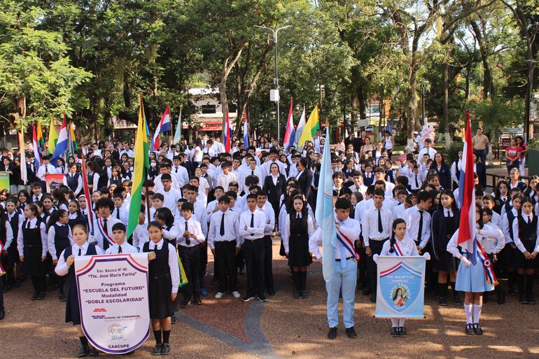 Estudiantes de diversas instituciones caacupeñas asistieron al acto de homenaje al teniente José María Fariña.