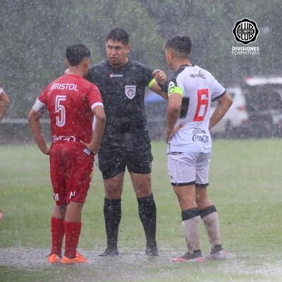 Capitanes de la Sub 15 de Olimpia y Nacional antes de la postergación del encuentro.