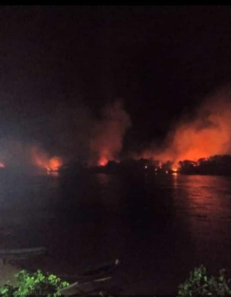 El incendio en la isla continuó hasta la noche