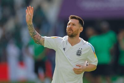 El delantero número 10 de Argentina, Lionel Messi, calienta antes del partido de fútbol del Grupo C de la Copa Mundial de Qatar 2022 entre Argentina y Arabia Saudita en el Estadio Lusail en Lusail, al norte de Doha, el 22 de noviembre de 2022.