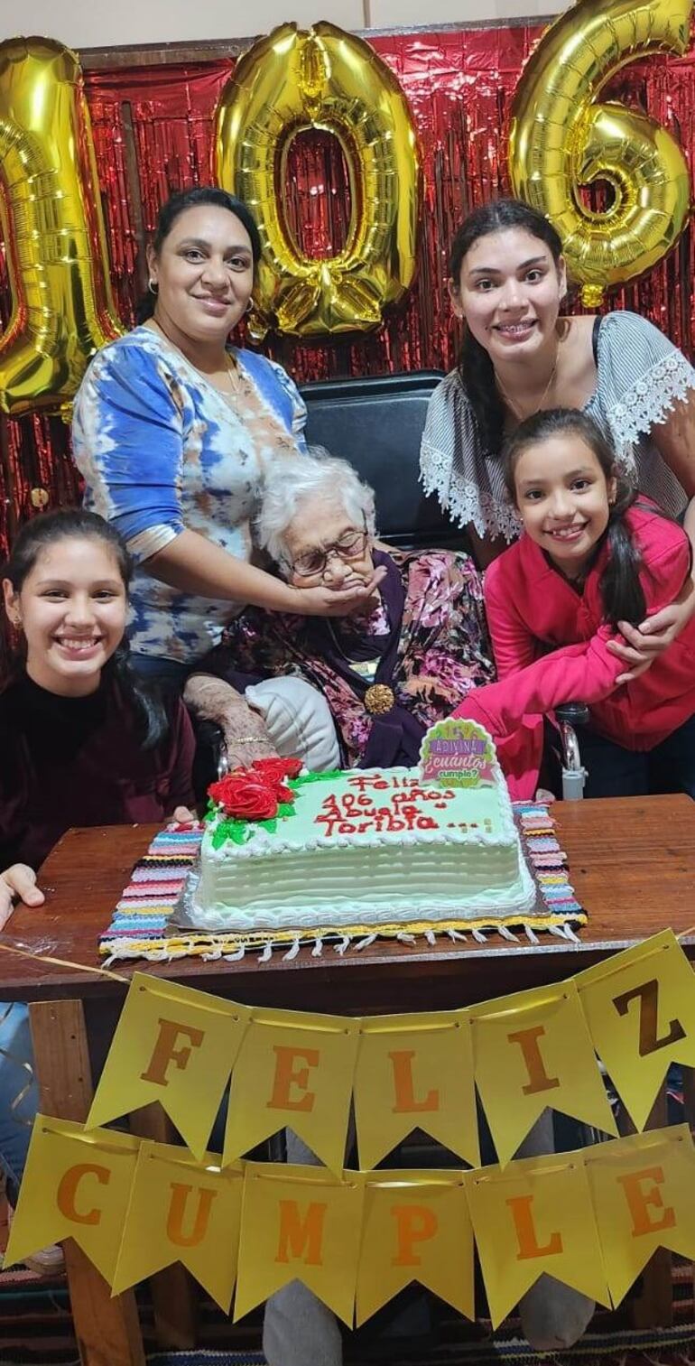 Doña Toribia Rodríguez Viuda de Gaete, rodeada de sus nietas y bisnietas, Elizabeth Gaete, Angélica Magalí Salinas Gaete, Rocío Del Mar Salinas Gaete y Mia Elizabeth Gaete.