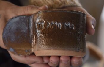 Artesanos aguardan a visitantes en la feria con énfasis en obsequios para el día de la madre.