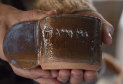 Artesanos aguardan a visitantes en la feria con énfasis en obsequios para el día de la madre.