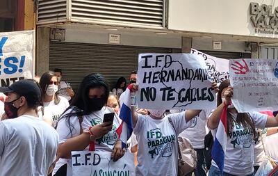 Frente a la sede central del MEC, decenas de aspirantes a los institutos de formación docente protestaron porque la plataforma del MEC no funciona y no pueden rendir sus test de ingreso.
