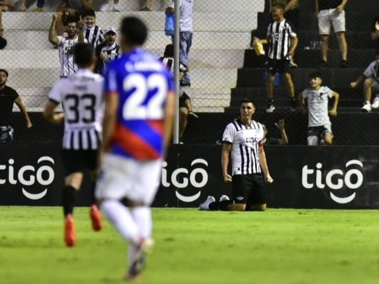 Óscar Cardozo (d), delantero de Libertad, celebra uno de los cuatro goles que convirtió contra Cerro Porteño en el estadio La Huerta por la décima jornada del torneo Apertura 2023 del fútbol paraguayo.