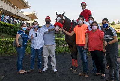 Cara Bonita recibida en el “pesaje” por la gente del stud Don Rubi, se impuso en el Handicap de Velocidad.