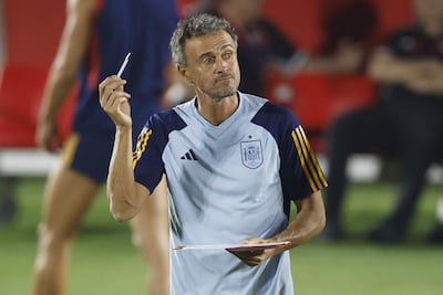 El entrenador de la selección española, Luis Enrique, dirige el entrenamiento del equipo nacional en Doha, Catar, este miércoles, en la víspera del encuentro ante Japón perteneciente al grupo E del Mundial de Qatar 2022.