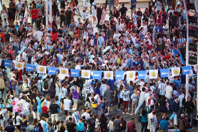 Aficionados argentinos cantan hoy durante un banderazo previo a la final del Mundial de Qatar 2022 entre Argentina y Francia, en Buenos Aires (Argentina).