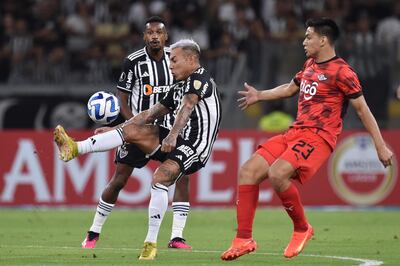 Eduardo Vargas de Atlético Mineiro disputa un balón con Diego Gómez de Libertad hoy, en un partido de la fase de grupos de la Copa Libertadores entre Atlético Mineiro y Libertad en el estadio Mineirão, en Belo Horizonte (Brasil).