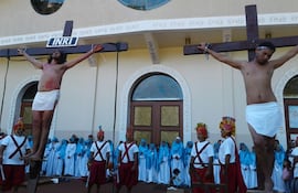 Representación del Vía Crucis en la Catedral San Blas de Ciudad del Este.