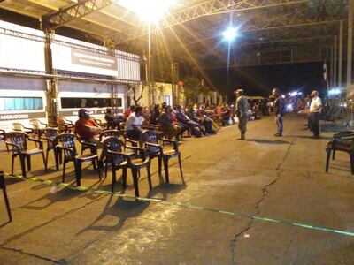 Ciudadanos paraguayos esperan ser repatriados, en el puente internacional "San Roque González".