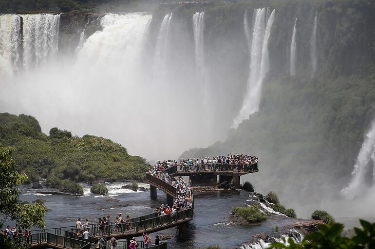 Fotografía de febrero de 2020 que muestra a decenas de personas en las Cataratas.