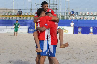 Gustavo Benítez abraza a sus compañeros en la victoria sobre Venezuela, por las Eliminatorias Sudamericanas. Foto: Conmebol