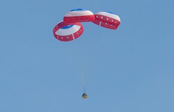 La nave espacial CST-100 Starliner de Boeing mientras aterriza en el puerto espacial de White Sands Missile Range, en Nuevo México (Estados Unidos).