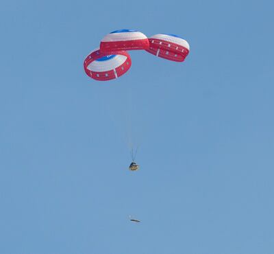 La nave espacial CST-100 Starliner de Boeing mientras aterriza en el puerto espacial de White Sands Missile Range, en Nuevo México (Estados Unidos).