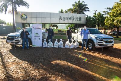 Distribución de los kits de alimentos de la campaña "Juntos sumamos" desde el Silo San Alberto de Agrofértil.