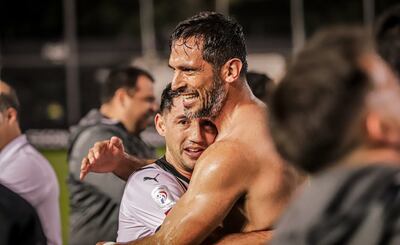Iván Piris (i) y Roque Santa Cruz (d) celebrando el título 33 de Libertad.