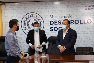 Mario Varela, ministro de Desarrollo Social se reunió con representantes de la firma Las Tacuaras para hablar sobre la figura de la permuta y solucionar el conflicto con familias asentadas en un terreno en Villeta.