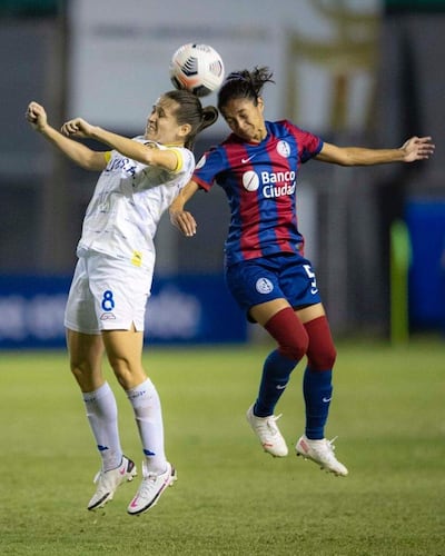 La “escobera” Jennifer González en el duelo aéreo con Naila Imbachi. Foto, @LibertadoresFEM