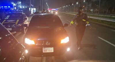 Agentes de la Caminera que, según la denuncia, estaban reutilizando los tubitos de alcotest.