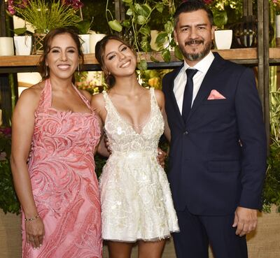 Alanna muy feliz con sus padres.