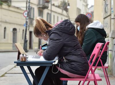 Estudiantes se rebelan en Italia contra cierres de instituciones por el COVID-19.