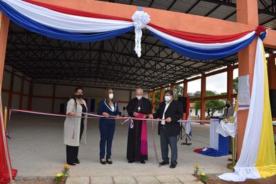 Monseñor Joaquín Roledio participó de la inauguración polideportivo del colegio parroquial Familia de Nazaret del barrio Lote Guazú de San Lorenzo, acompañado de Mons. Digno Benítez.
