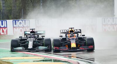 Rueda a rueda en el momento clave, cuando el holandés Max Verstappen (d) toma la punta de la carrera (EFE).