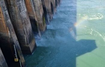 En la presa de Itaipú instalan nuevas reglas limnimétricas en el frente aguas abajo.