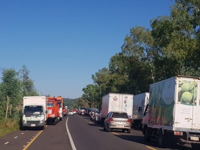 Camiones atrapados en la ruta, sin poder pasar