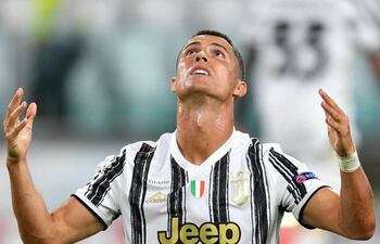 Cristiano Ronaldo dos Santos Aveiro, delantero de 35 años.