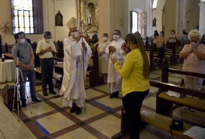 El arzobispo de Asunción, monseñor Edmundo Valenzuela, bendice a los fieles que participaron ayer de la primera misa del Año Nuevo en la Catedral Metropolitana de Asunción.
