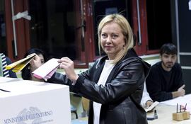 La líder del partido de extrema derecha italiano 'Fratelli d'Italia' (Hermanos de Italia), Giorgia Meloni, deposita su voto en un colegio electoral, en Roma, Italia.
