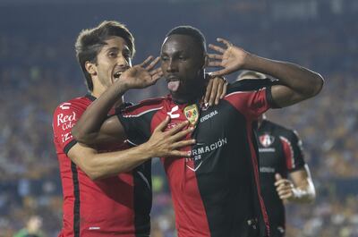 Julián Quiñónez (d) festeja con Javier Abella su gol para Atlas.