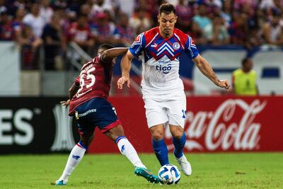 Diego Churín (d), delantero de Cerro Porteño, pelea por el balón en el partido de ida de la Fase 3 de la Copa Libertadores contra el Fortaleza en el estadio Castaleo, en Fortaleza, Brasil.