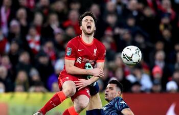 El suizo Granit Xhaka le da una patada a Diogo Jota, quien se perfilaba hacia el arco del Arsenal.