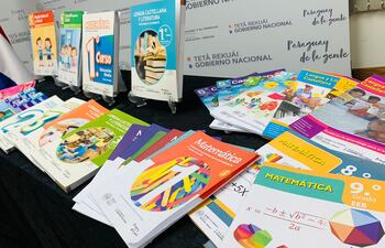 Un colegio capitalino privado subvencionado recibió textos del MEC, pero igual exige la compra de libros de las mismas materias.