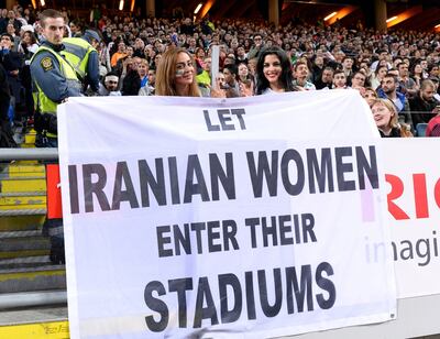 “Dejen que las mujeres iraníes entren a sus estadios”. Dos mujeres de Irán exhiben una pancarta durante un amistoso entre Suecia e Irán, en Solna, en marzo del 2015.