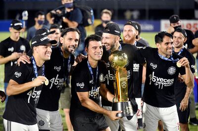 Por méritos ganados, Julio César Cáceres exhibe el trofeo de campeón junto a Camacho, Santa Cruz, Alcaraz, Rolón, entre otros.