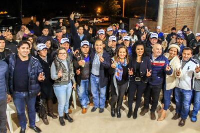 El presidenciable Hugo Fleitas posa en compañía de referentes y la dirigencia del PLRA.