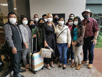 Miembros de comunidades indígenas junta con la abogada Noelia Núñez este viernes en el Palacio de Justicia de Ciudad del Este.