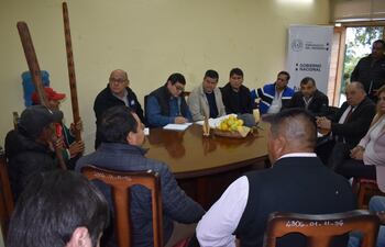 Reunión mantenida entre autoridades del Indi y ancianos de comunidad Aché de Chupapou esta mañana.